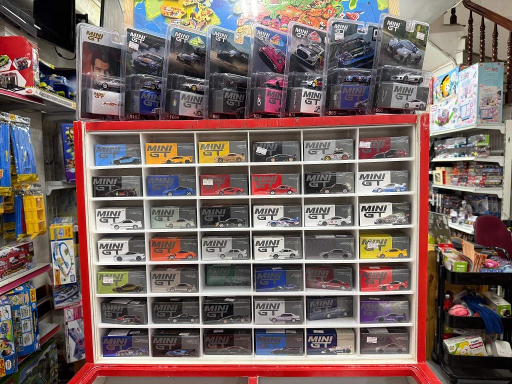 MiniGT hay Tomica Premium? Chọn dòng nào để bắt đầu tủ trưng bày 1:64
