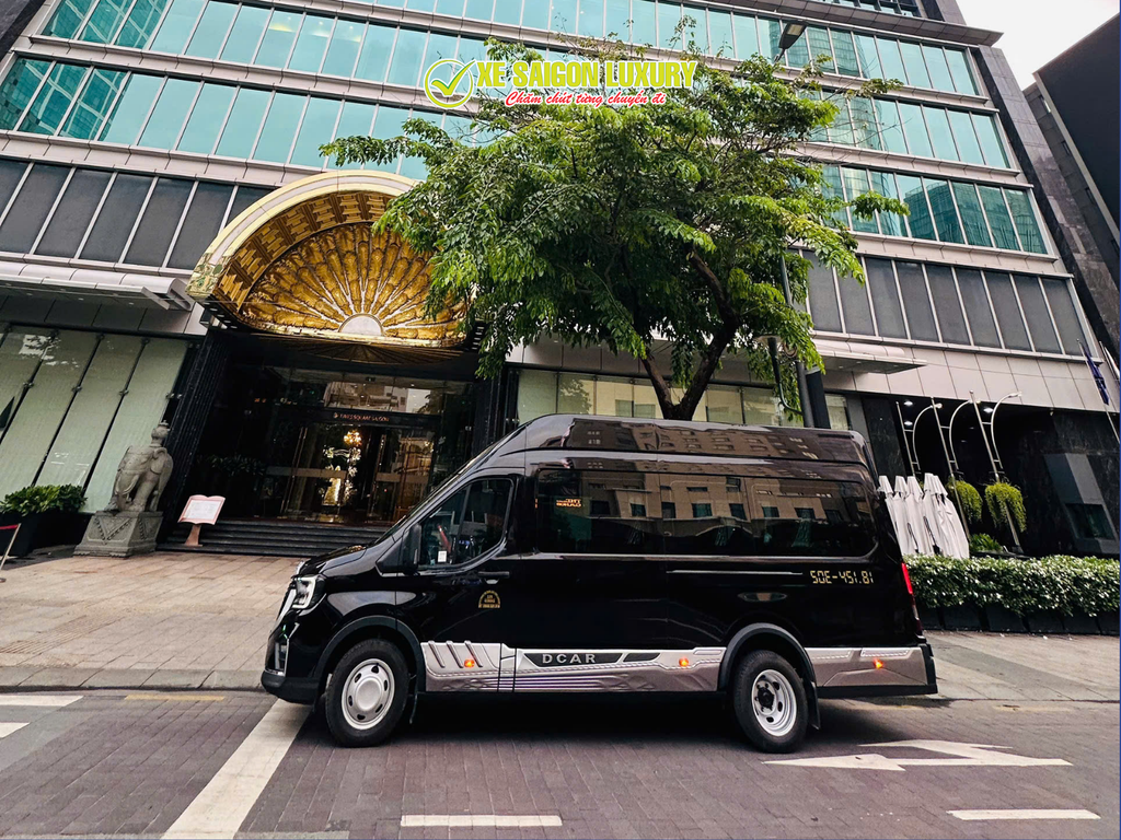 private-9-seater-limo-transfer-ho-chi-minh