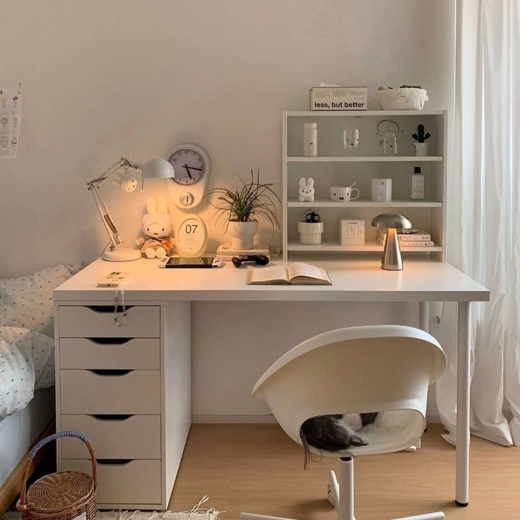 Bàn IKEA cho sinh viên kết hợp ngăn kéo và giá sách.