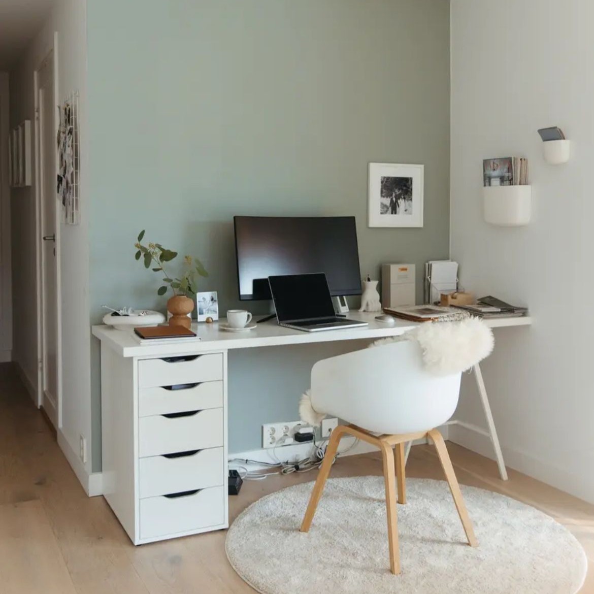 Nâng cấp góc làm việc để đón năm mới với bàn IKEA.