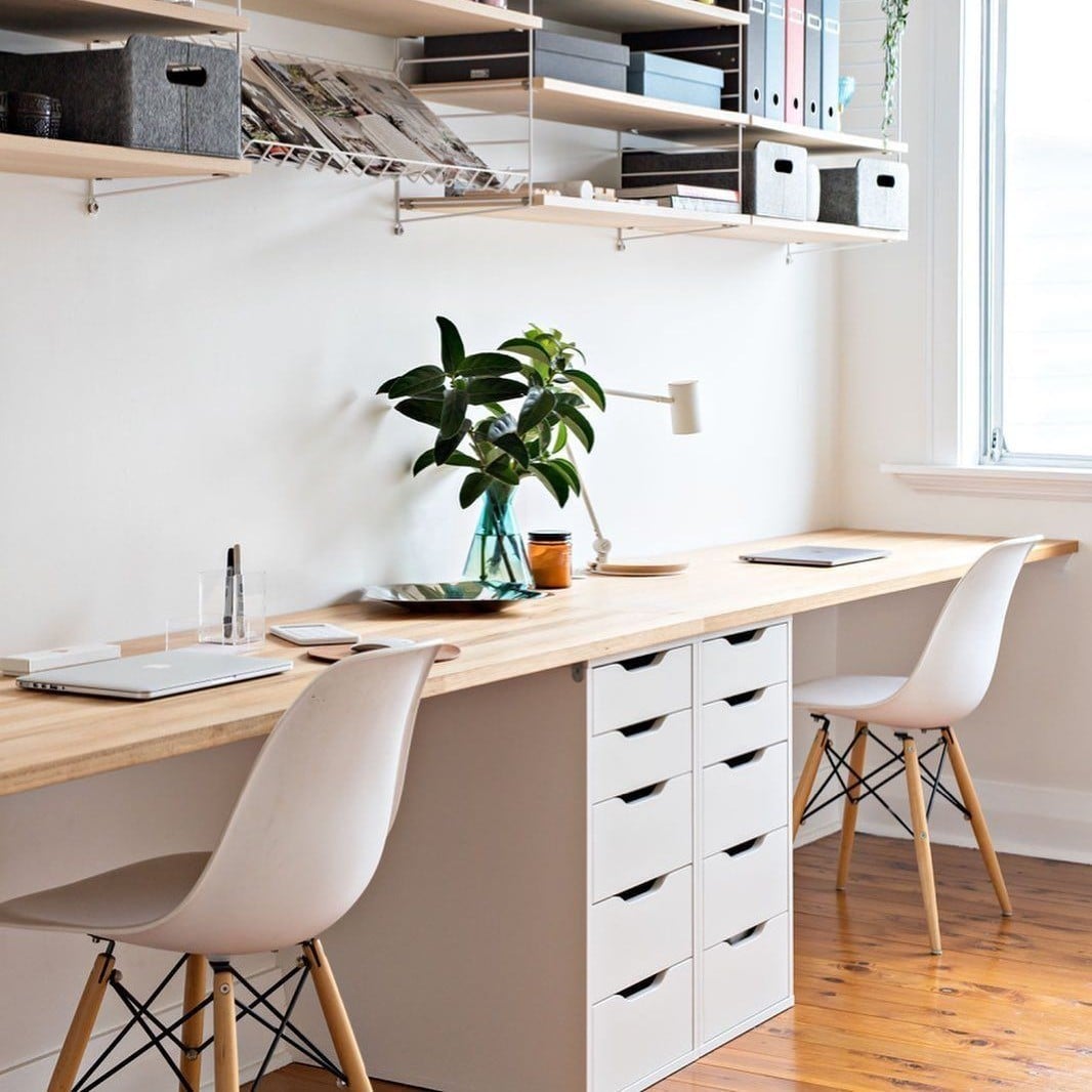 Bàn IKEA và cách tạo một không gian đọc sách thoải mái.