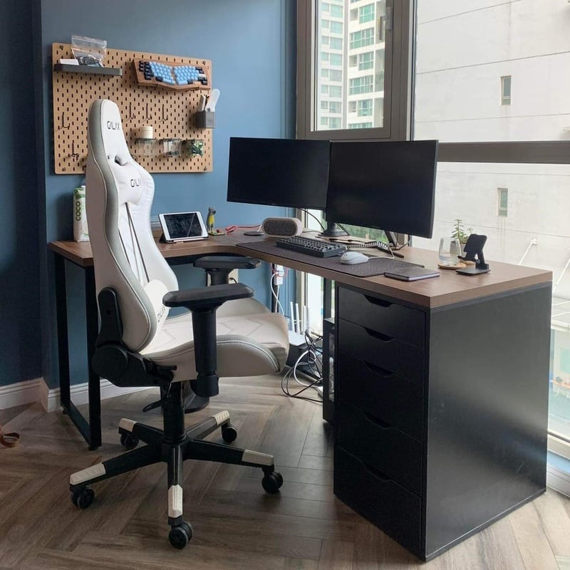 Bàn IKEA chữ L – lựa chọn hoàn hảo cho góc gaming đa màn hình.