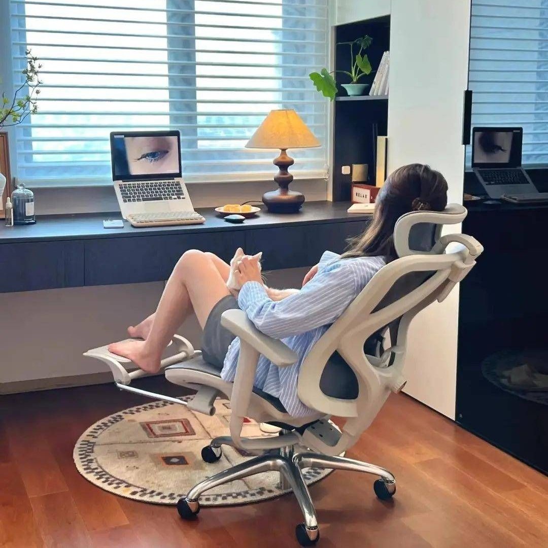 Hướng dẫn cách điều chỉnh ghế công thái học để ngồi thoải mái.