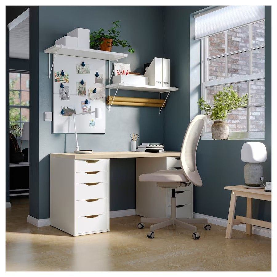 Bàn làm việc IKEA - sự kết hợp giữa hiện đại và cổ điển.