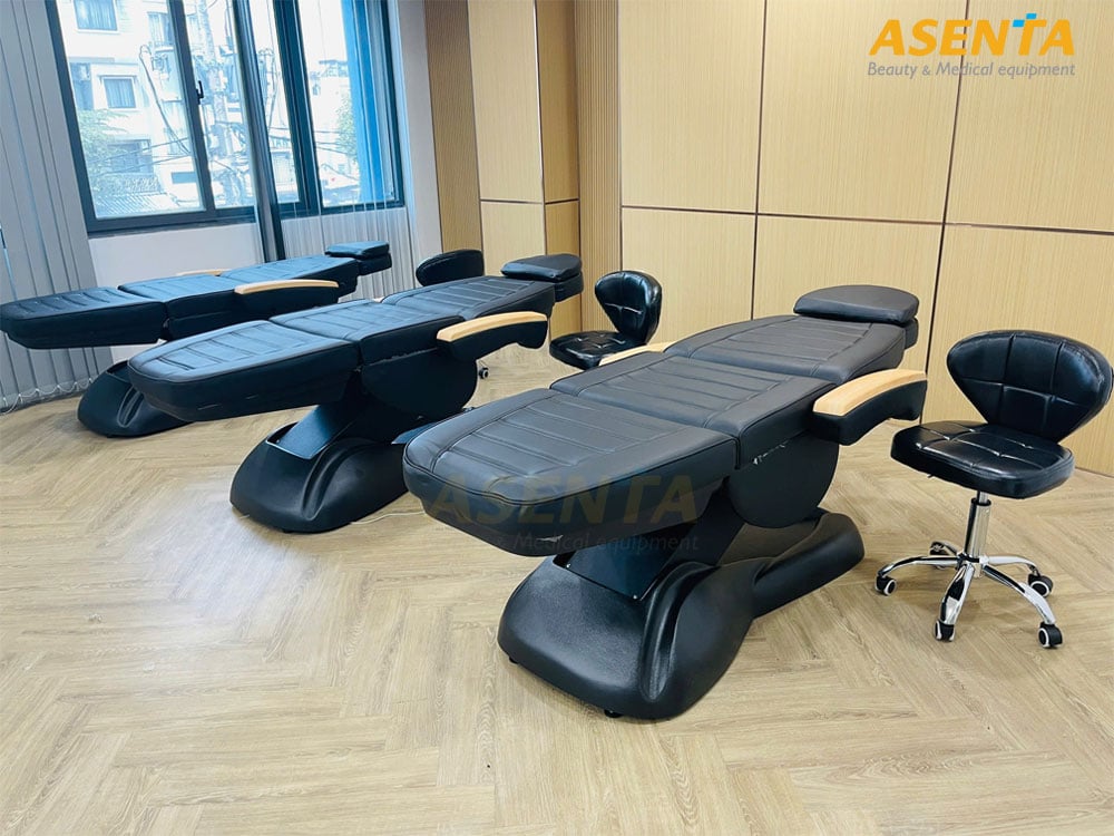 Bàn giao giường phun xăm chỉnh điện chính hãng tại SPA