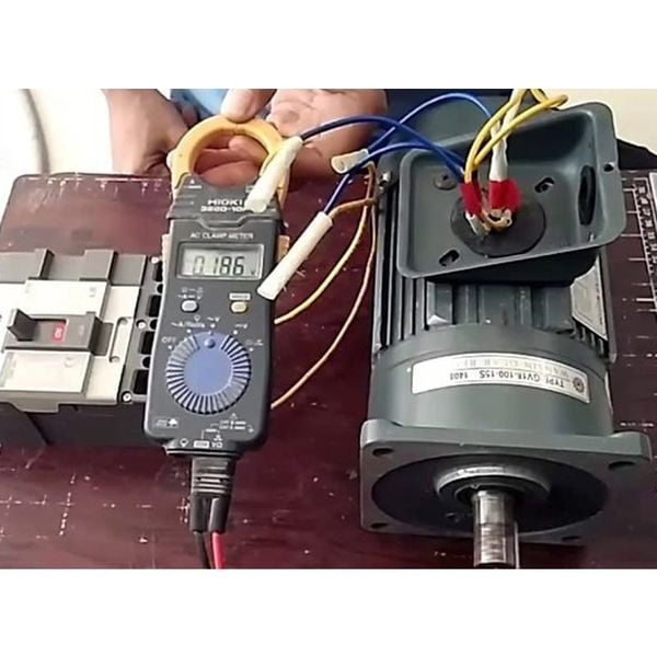 Cách đo điện trở cuộn dây motor bằng Ampe kìm trên động cơ 3 pha
