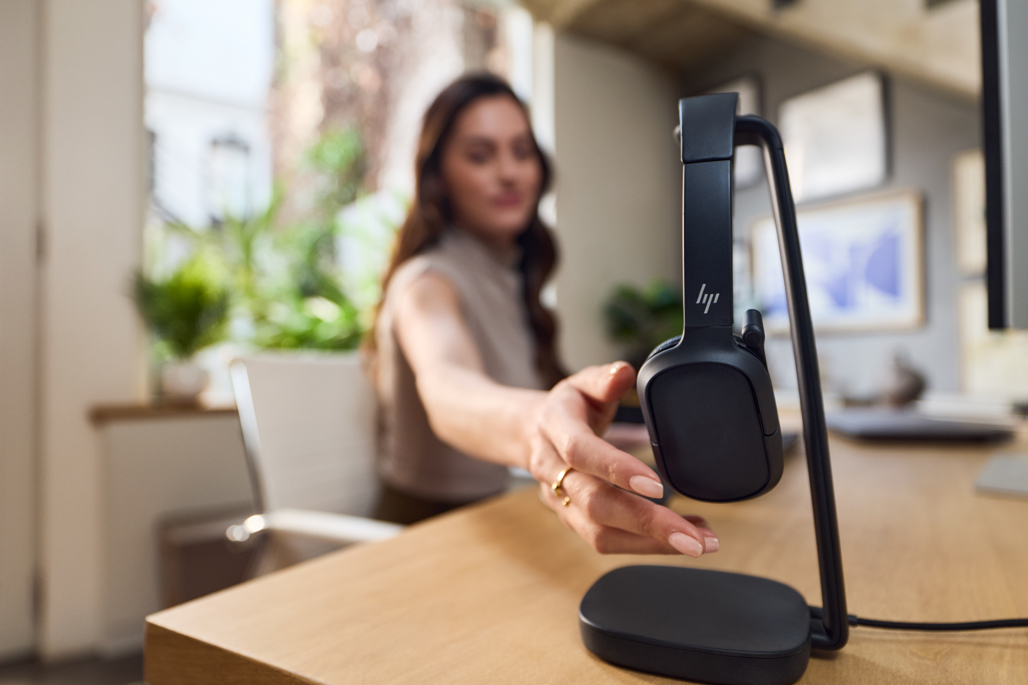 Đế sạc không dây đa thiết bị HP Poly Focus Multi-Device Premium Wireless Charging Stand