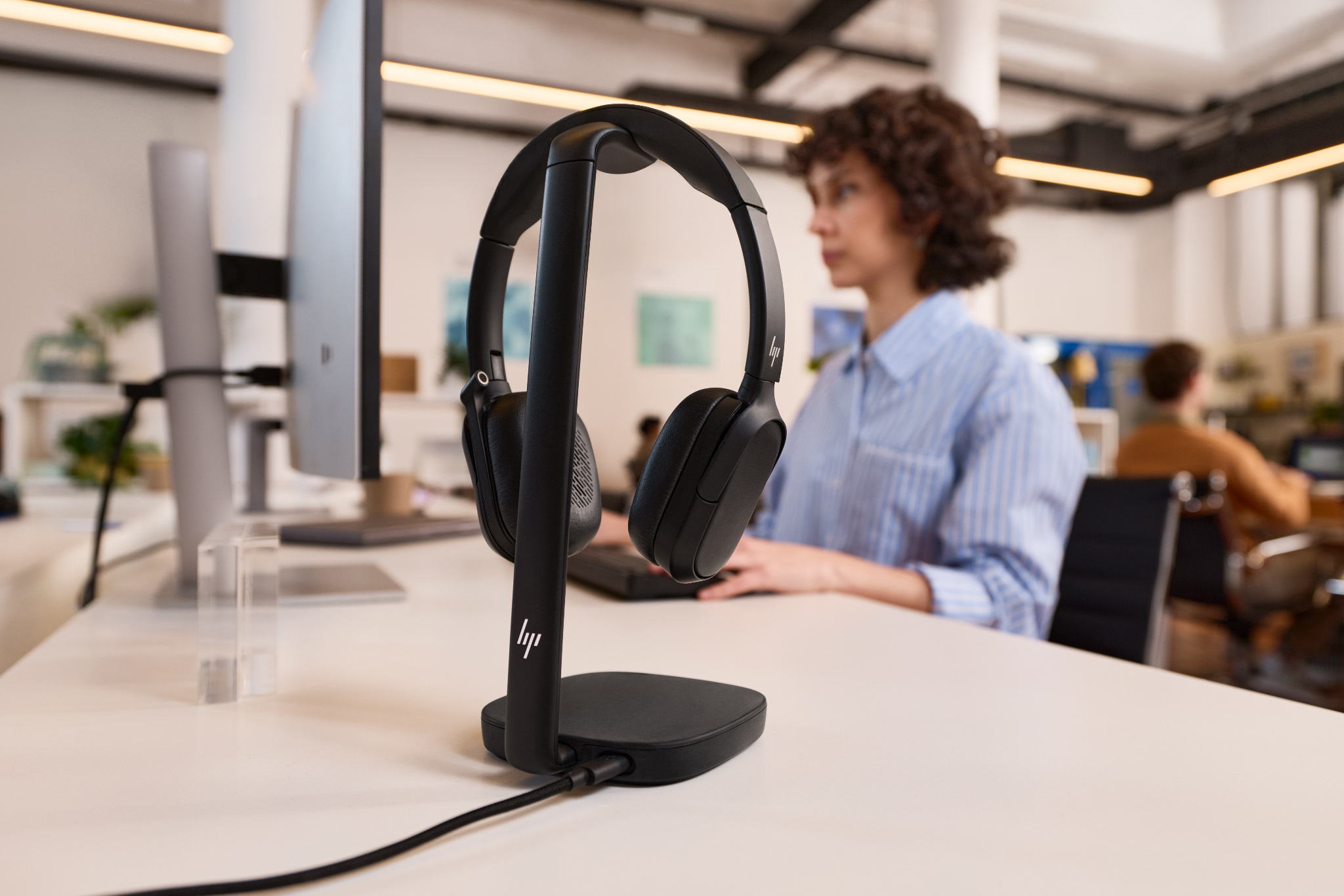 Đế sạc không dây đa thiết bị HP Poly Focus Multi-Device Premium Wireless Charging Stand