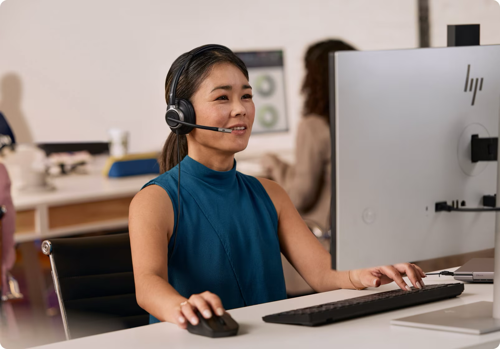 Tai nghe có dây USB thế hệ mới HP Poly Mission 800 Series - Tỏa sáng trong từng cuộc gọi. Chiếc tai nghe USB với bốn micro khử ồn và công nghệ ANC tiên tiến mang đến âm thanh trong trẻo và khả năng giao tiếp tập trung suốt cả ngày.