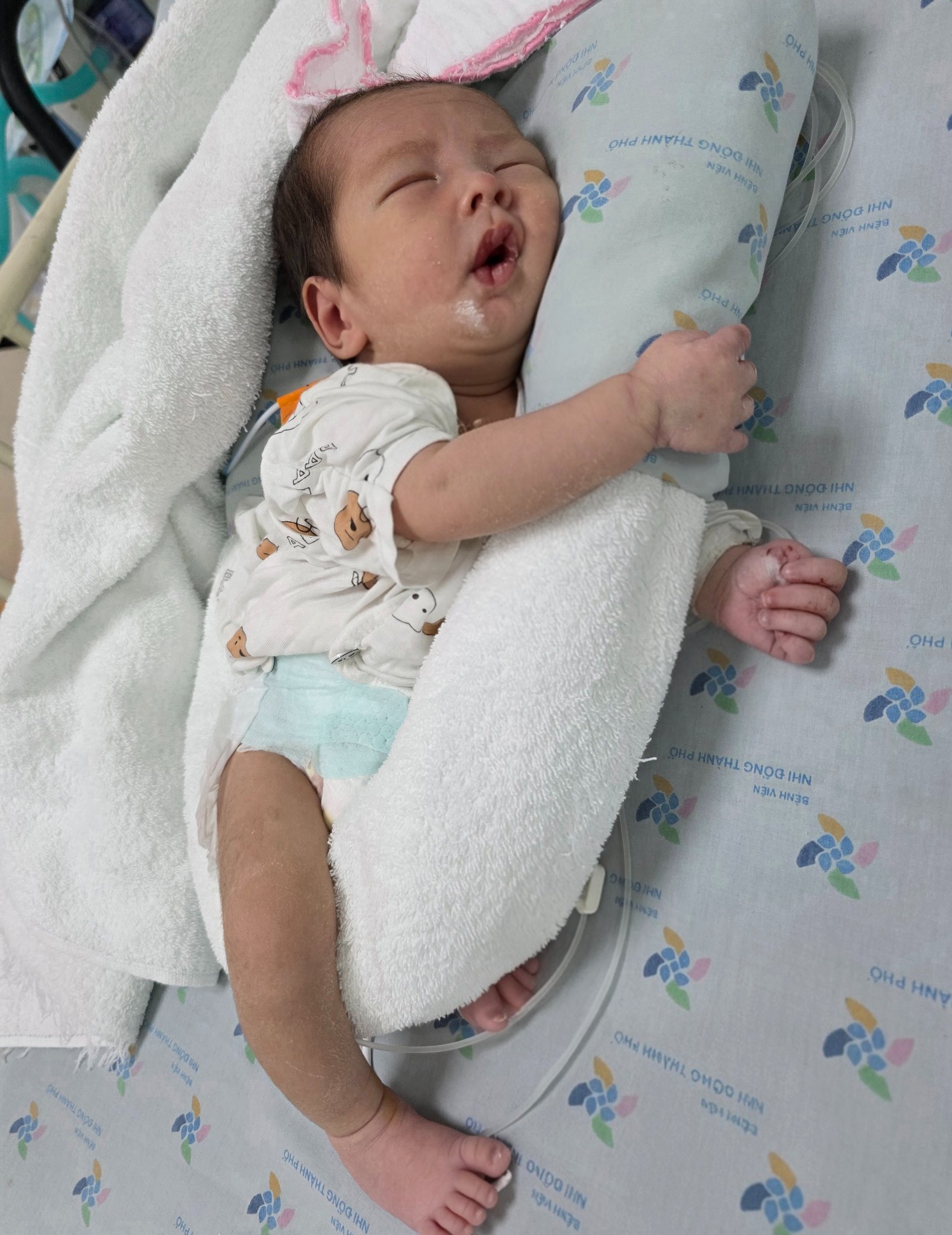 ĐỪNG CHỈ NHÌN CHIẾC TÃ: KHI BÁC SĨ ĐÁNH GIÁ PHÂN CỦA MỘT EM BÉ, BÁC CÒN NHÌN NHỮNG GÌ?