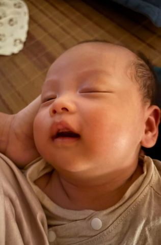 BÁC ƠI, CON EM BÚ KHÔNG HẾT 120 ML…” – CÓ NHẤT THIẾT PHẢI ÉP BÉ BÚ THÊM?