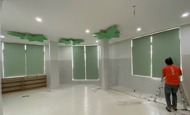Lắp đặt rèm cuốn tại phòng học