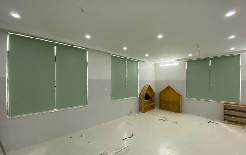 Rèm cuốn xanh pastel cho các ô cửa sổ