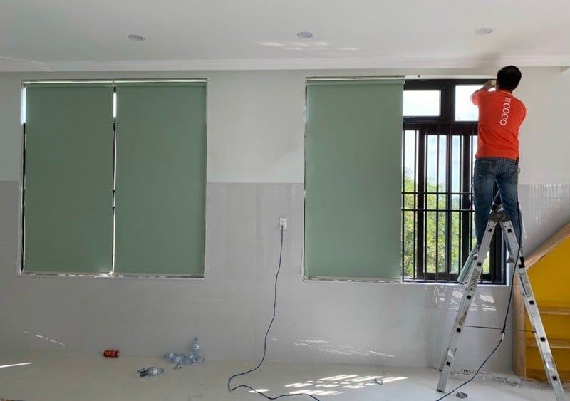 Kiểm tra và lắp đặt rèm cuốn