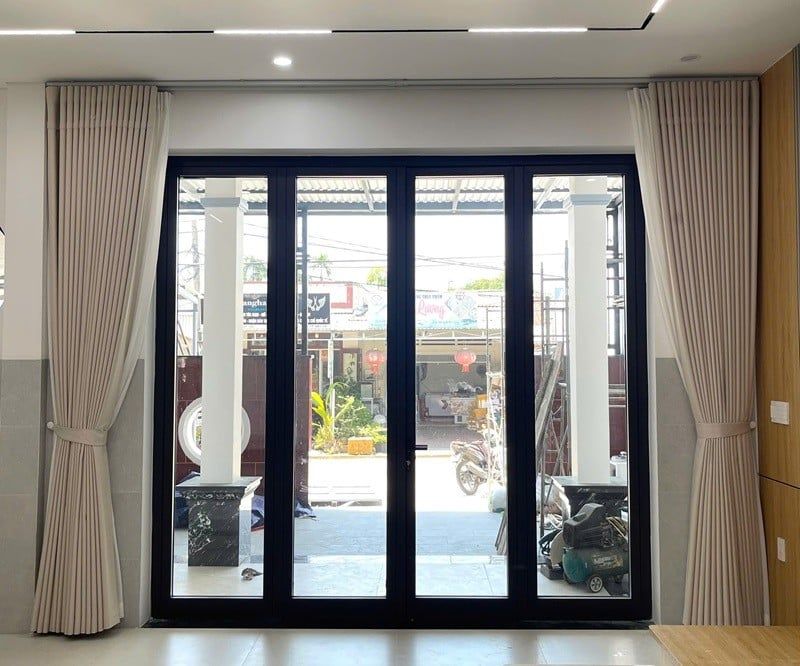 Rèm vải tông kem nhẹ nhàng cho khu vực cửa chính