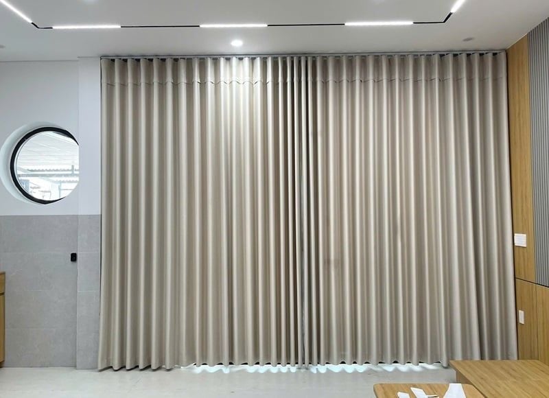 Rèm vải tông kem nhẹ nhàng cho khu vực cửa chính