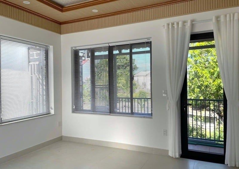 Kết hợp rèm sáo nhôm và rèm voan cho không gian hài hòa