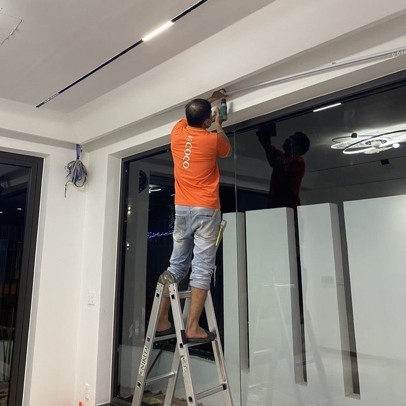 Khảo sát và đo đạc kích thước cửa trước khi thi công