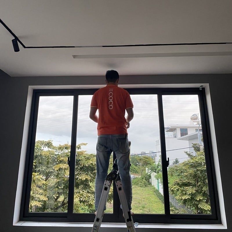 Khảo sát và đo đạc kích thước cửa trước khi thi công