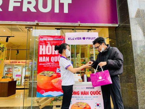 Dùng Thử Hồng Giòn Hàn Quốc – Trải Nghiệm Vị Ngọt Chuẩn Mùa Ngay Tại Klever Fruit