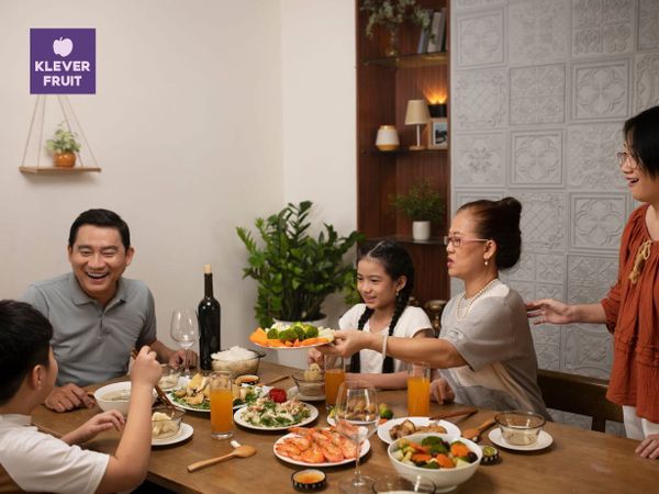 Cả gia đình cùng nhau ăn bữa cơm ấm áp sau những ngày bận rộn