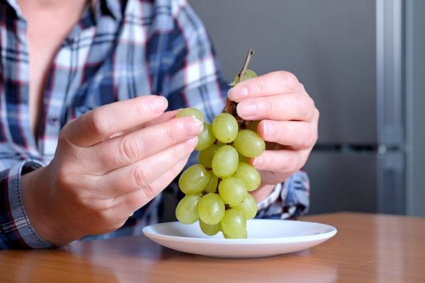 Từng trái nho xanh có hương vị ngọt - chua cân bằng, giúp kích thích vị giác cho người đang ốm