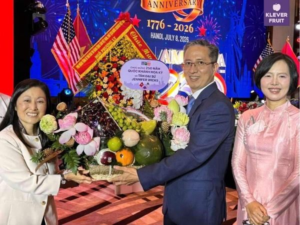 Ban giám đốc Klever Fruit gửi quà tặng chúc mừng bà Jennifer Wicks - Tân Đại sứ quán Hoa Kỳ tại Việt Nam