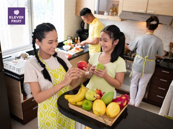 Cùng nhau chuẩn bị trái cây cho cả gia đình dưới không gian hạnh phúc