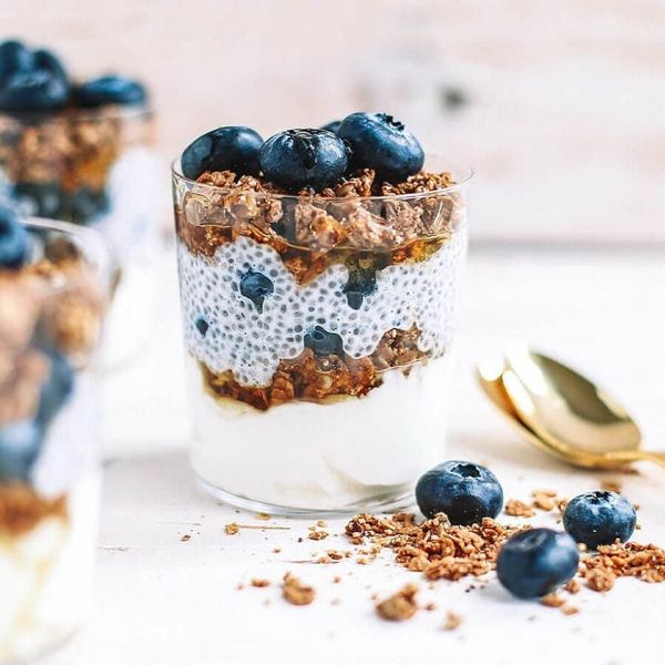 Sữa chua việt quất mix hạt chia là món ăn cho người muốn giữ dáng