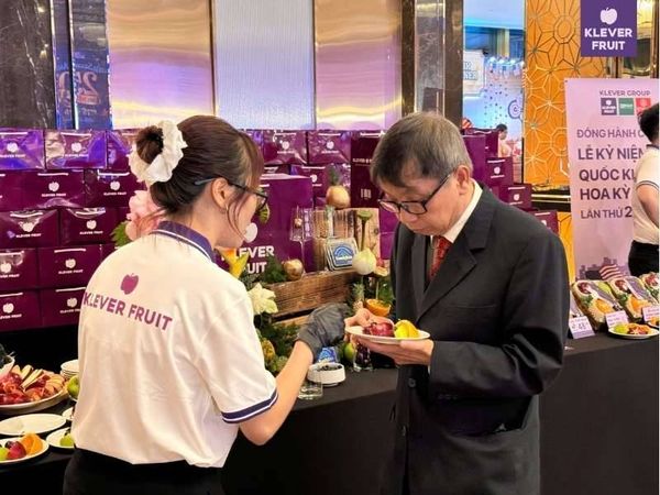 Quầy ăn thử của Klever Fruit tại sự kiện thu hút khách mời