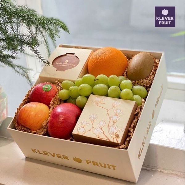Sự kết hợp giữa bánh Trung thu và trái cây tươi tạo nên hộp quà tặng đối tác tinh tế cho dịp Trung thu sắp tới.