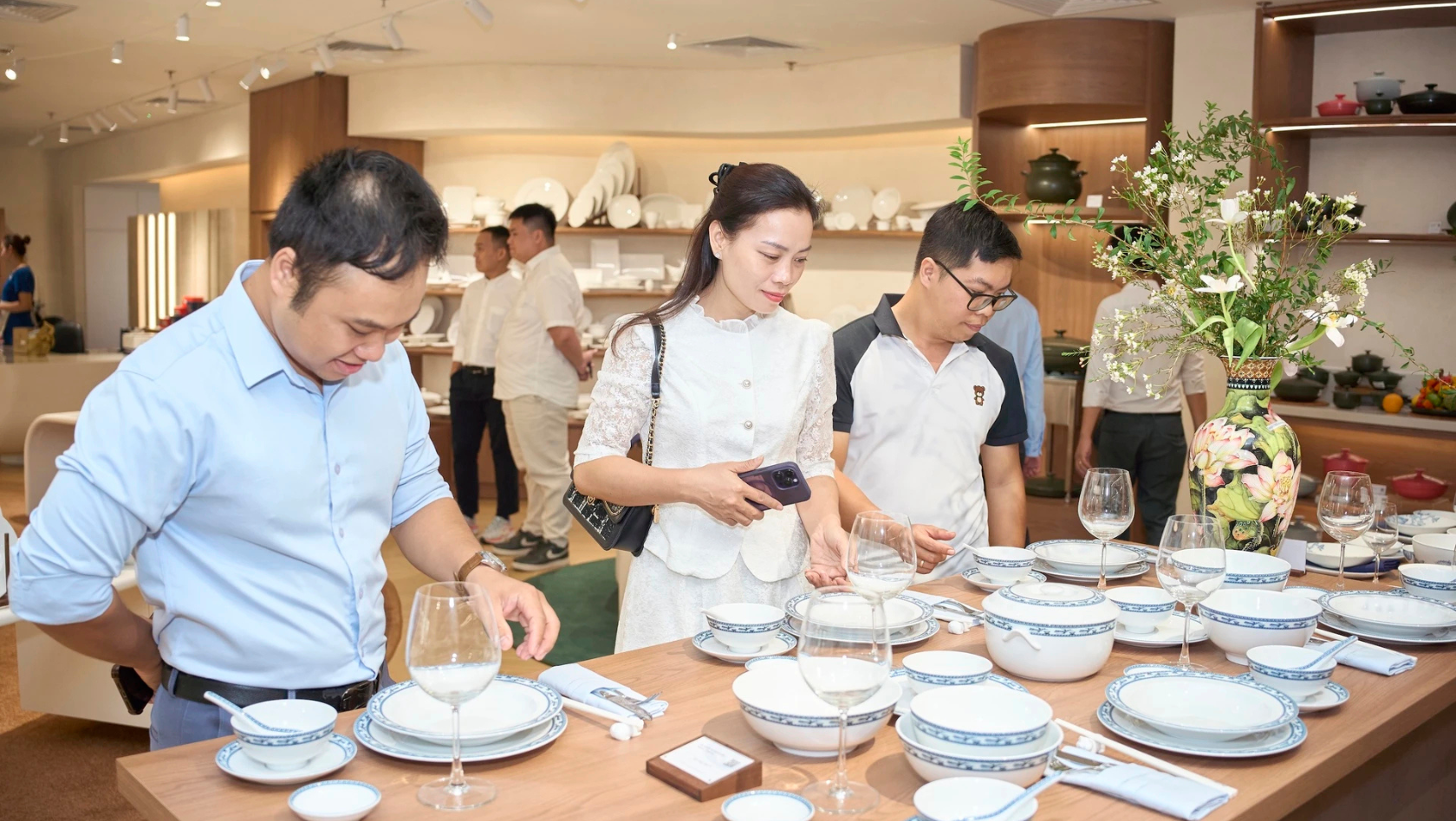 NGÀY CÀNG NHIỀU NGƯỜI TIÊU DÙNG MUA VÌ 