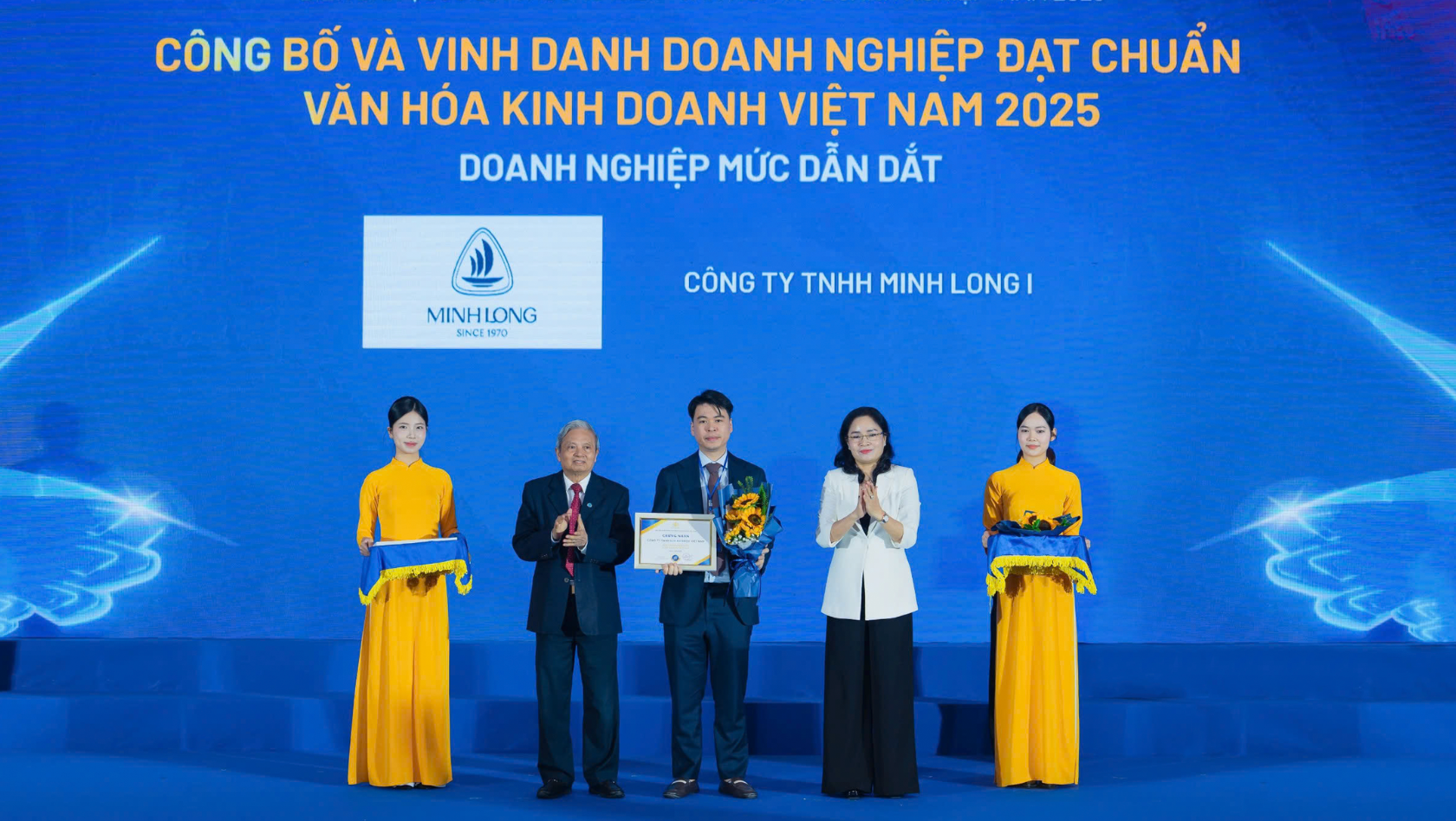 MINH LONG ĐƯỢC VINH DANH “DOANH NGHIỆP ĐẠT CHUẨN VĂN HÓA KINH DOANH VIỆT NAM”