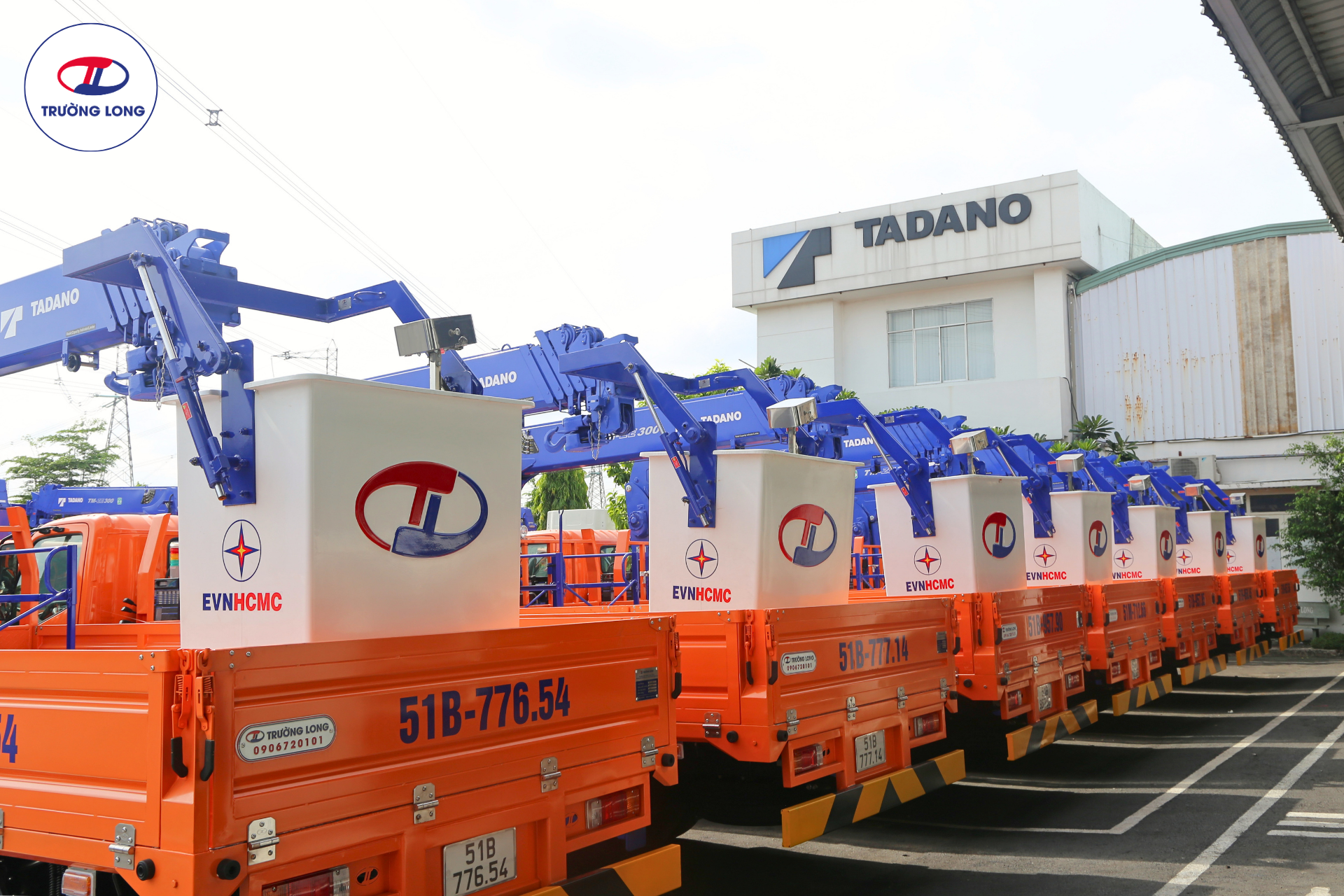 Bàn giao xe tải cẩu gắn rổ Tadano cho EVNHCMC