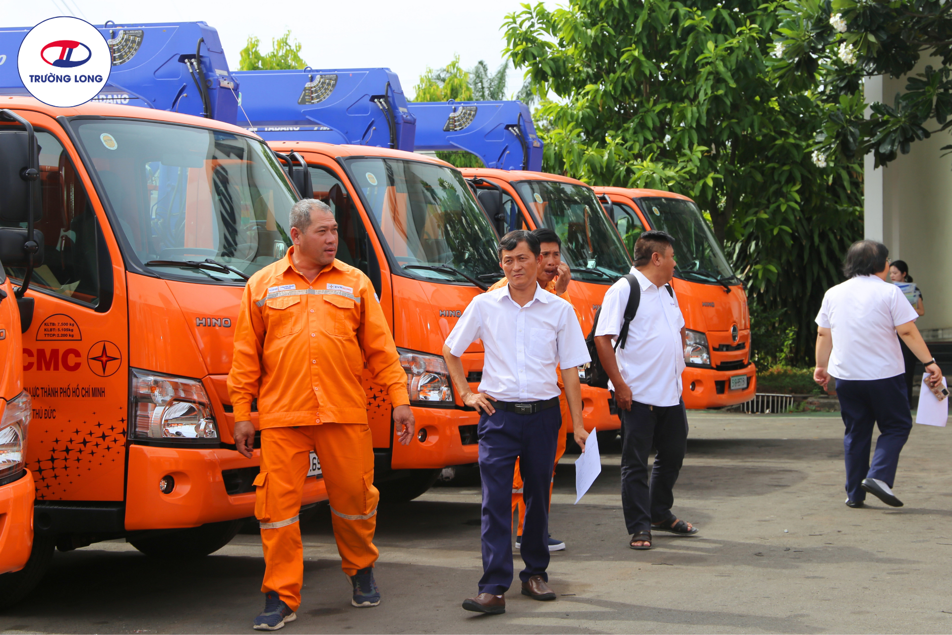Bàn giao xe tải cẩu gắn rổ Tadano cho EVNHCMC