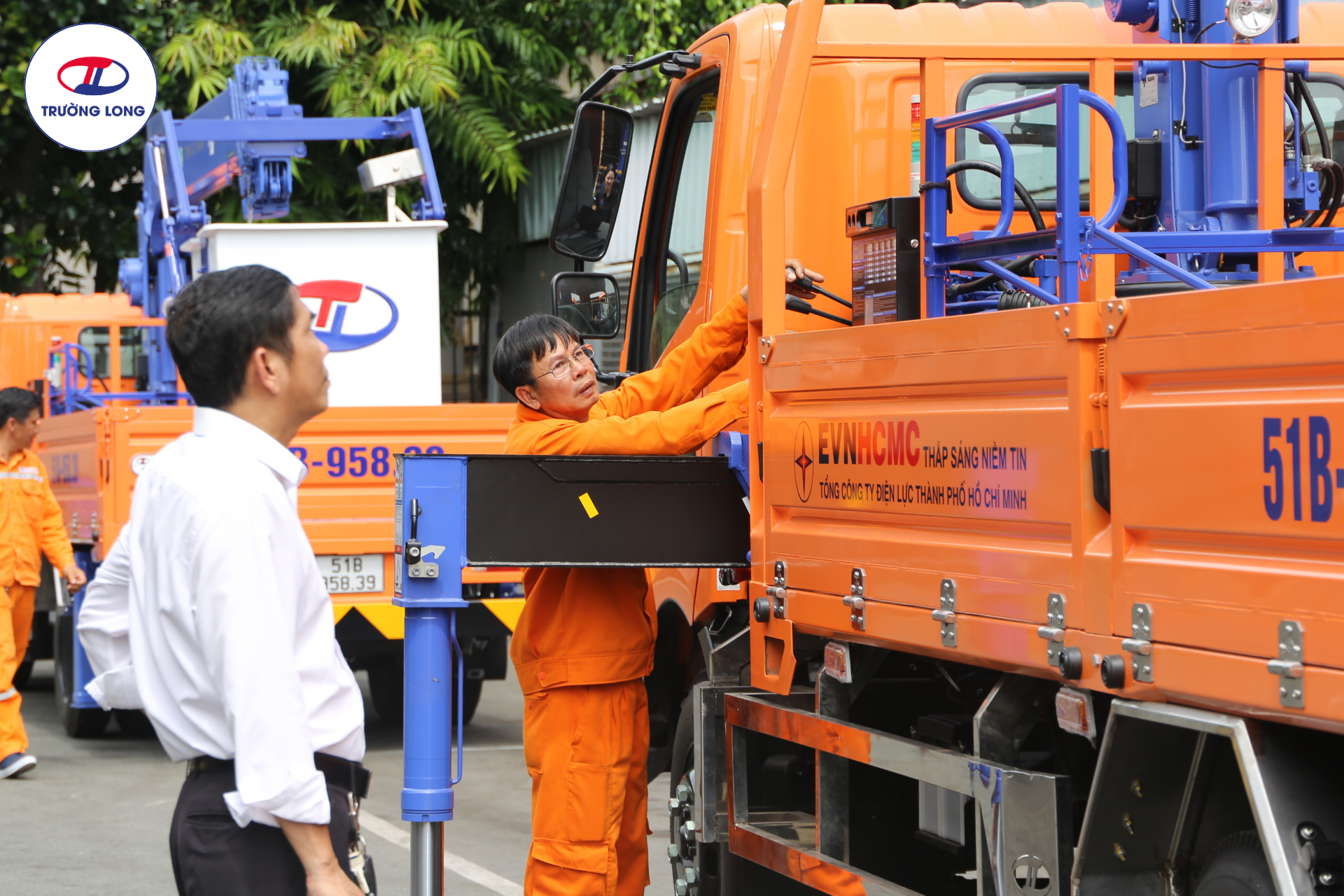Bàn giao xe tải cẩu gắn rổ Tadano cho EVNHCMC