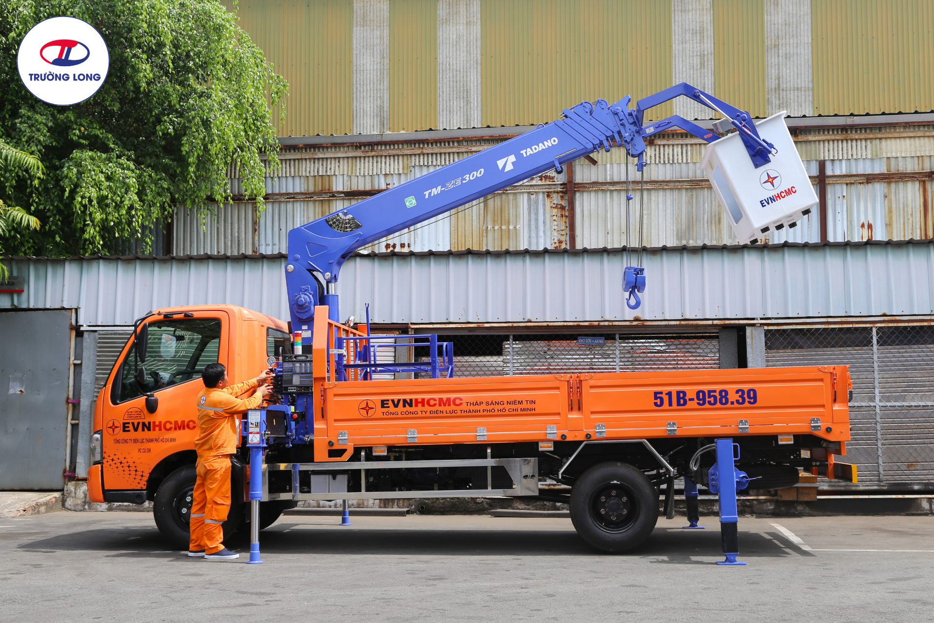 Bàn giao xe tải cẩu gắn rổ Tadano cho EVNHCMC