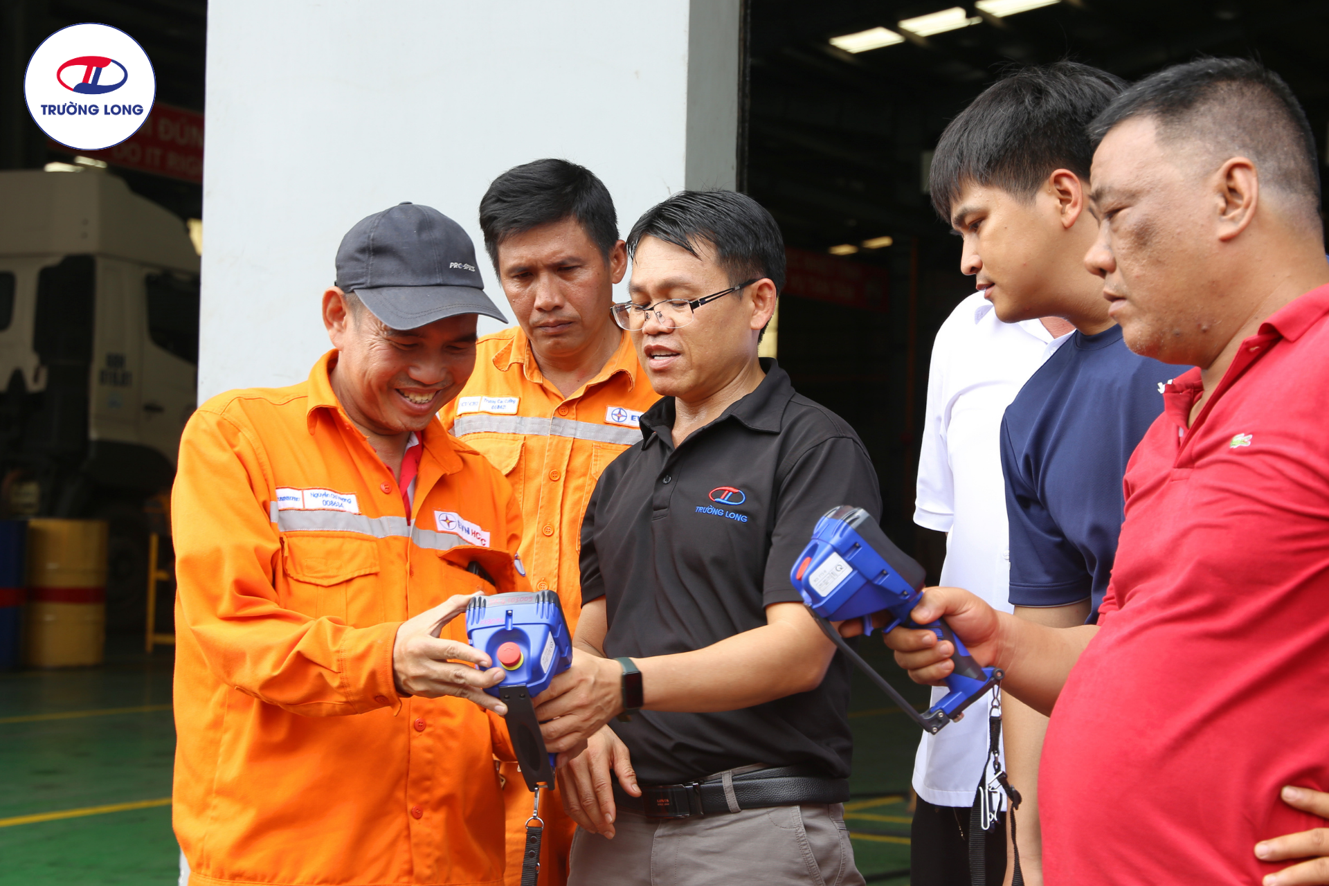 Bàn giao xe tải cẩu gắn rổ Tadano cho EVNHCMC