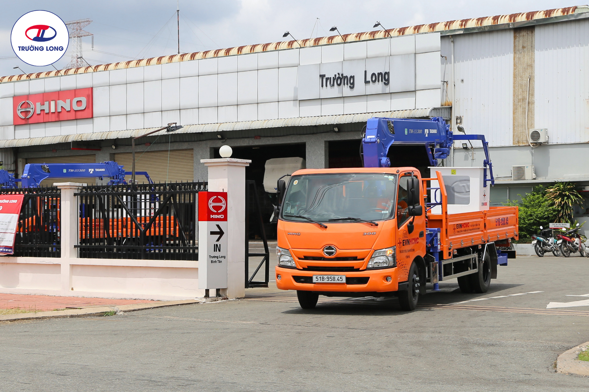 Bàn giao xe tải cẩu gắn rổ Tadano cho EVNHCMC