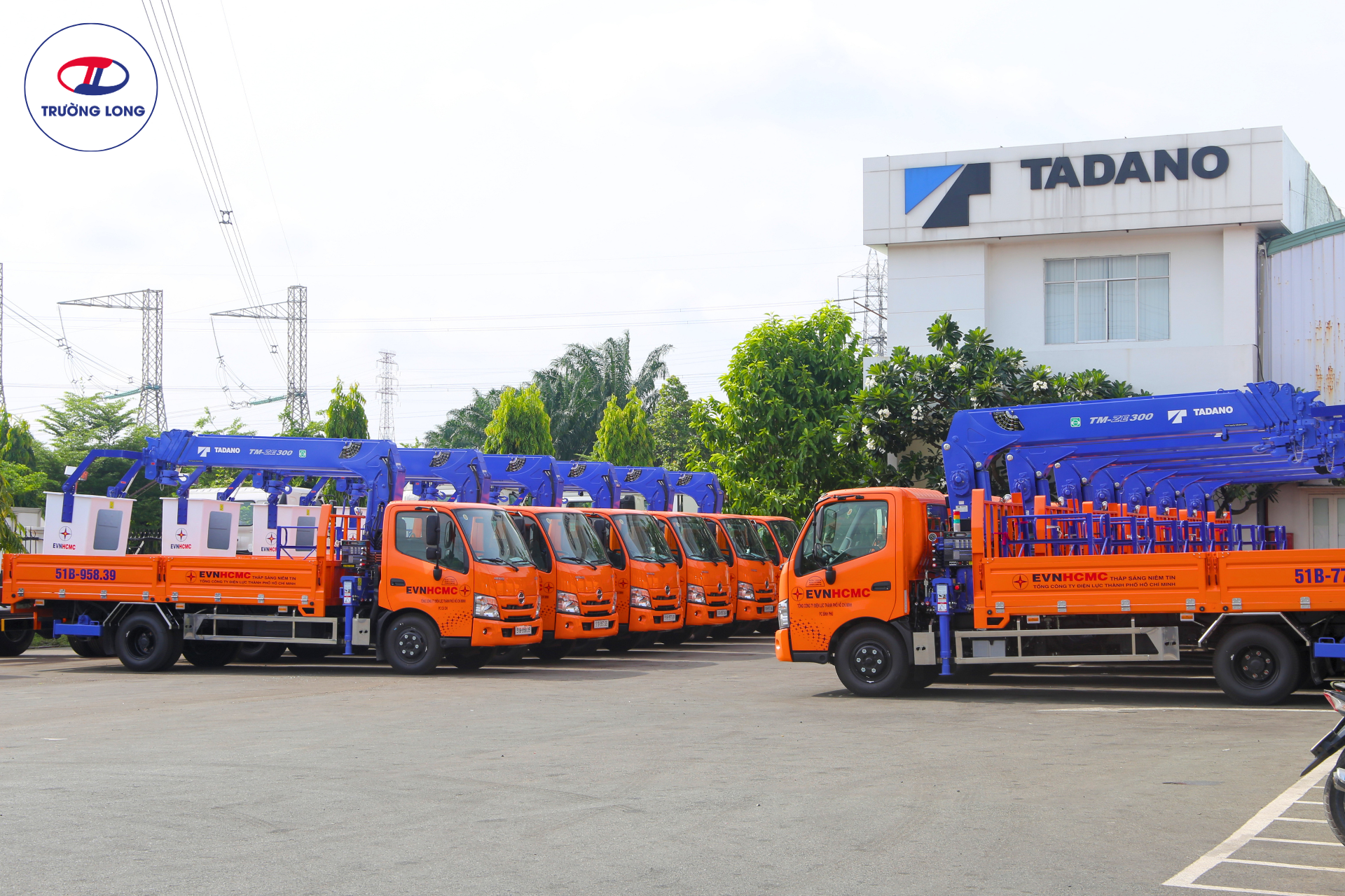 Bàn giao xe tải cẩu gắn rổ Tadano cho EVNHCMC