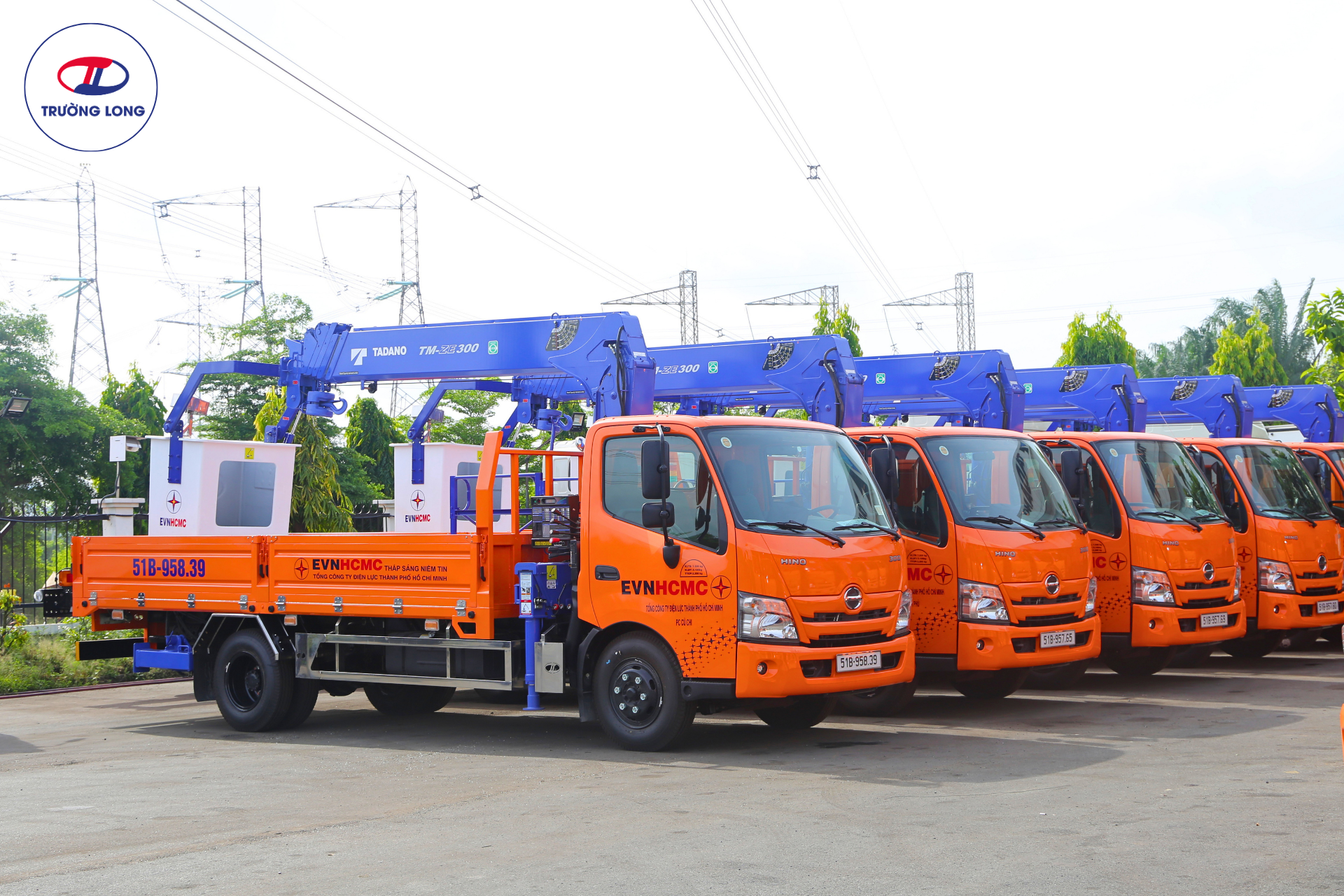 Bàn giao xe tải cẩu gắn rổ Tadano cho EVNHCMC