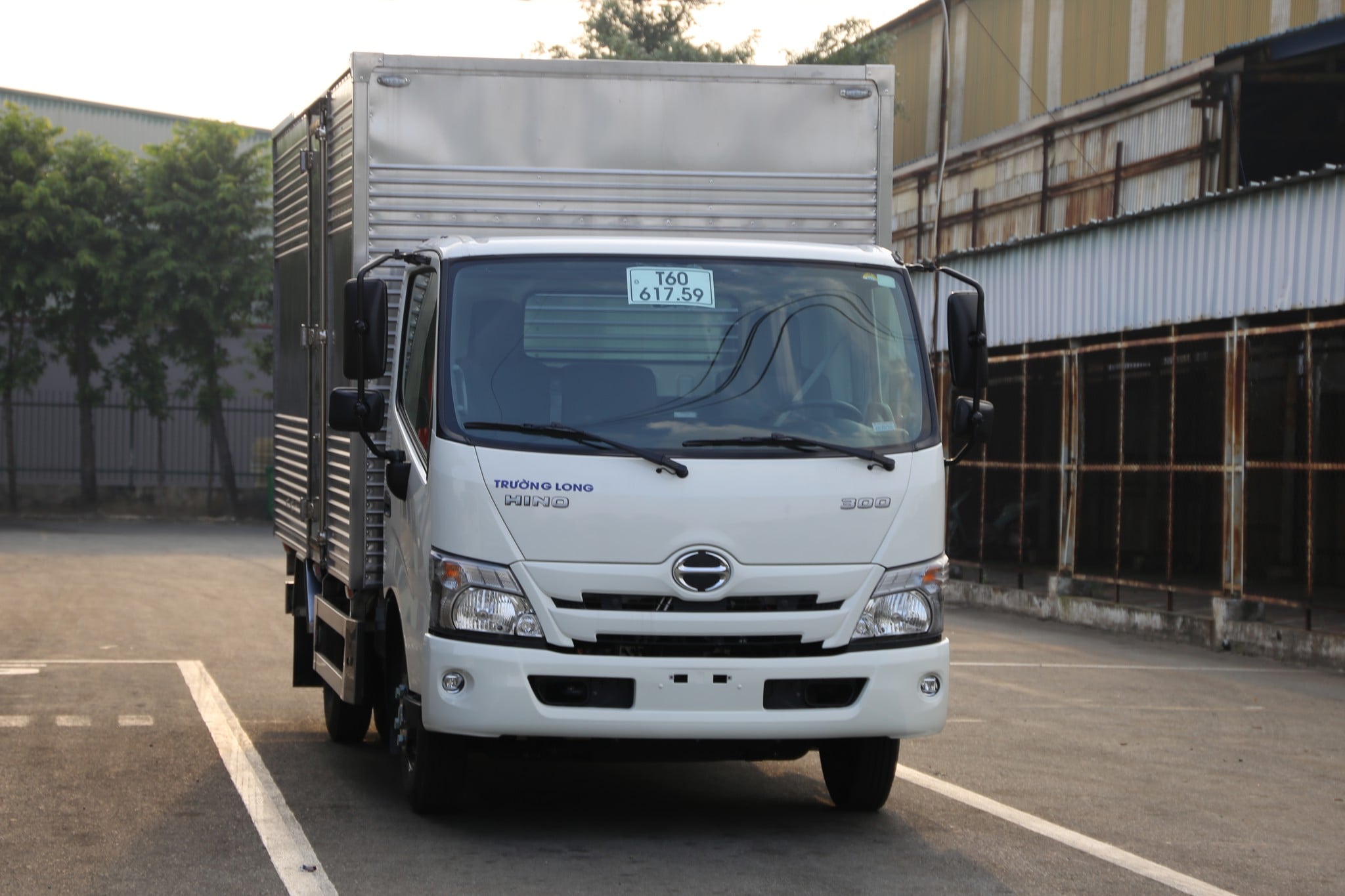 xe tải thùng kín Hino