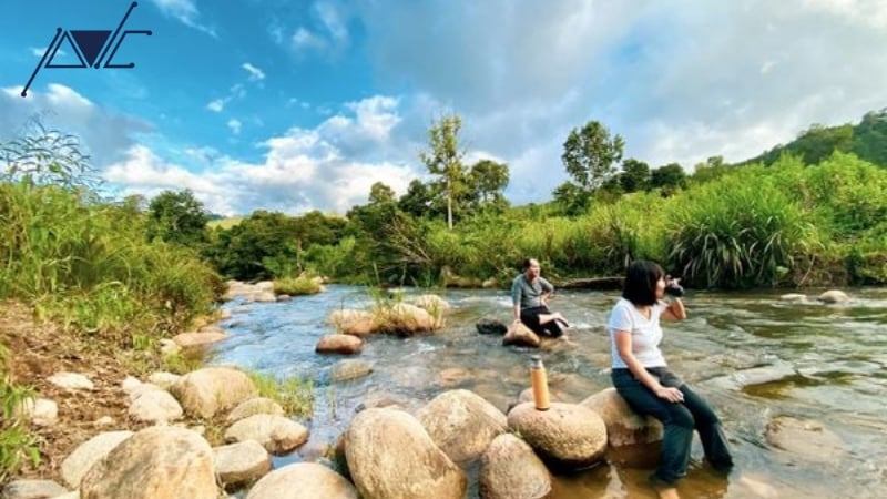 SELF-GUIDED ADVENTURE TRAVEL VS. PROFESSIONAL TOUR PACKAGES: A COMPREHENSIVE COMPARISON