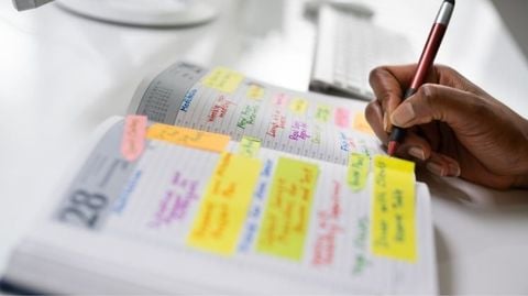 A COMPLETE GUIDE TO PLANNING THE PERFECT COMPANY YEAR END PARTY