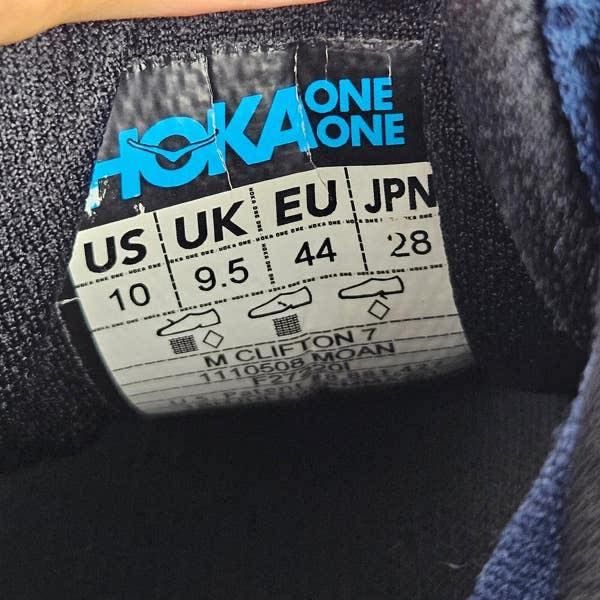 Tem size giày HOKA hiển thị các thông số US, UK, EU và JP