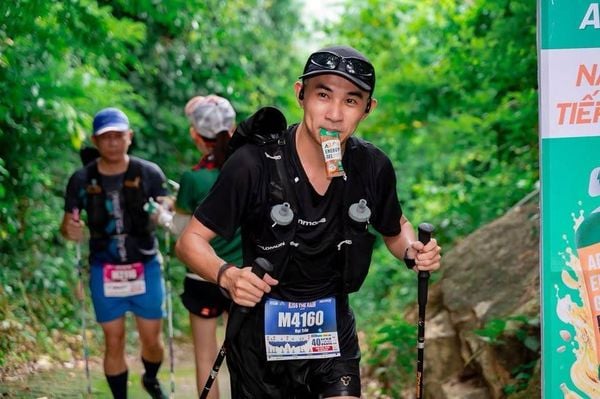 Runner duy trì năng lượng khi chạy trail với gel carb đa nguồn