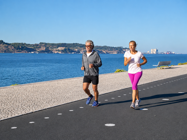 Runner tiếp tục chạy bộ