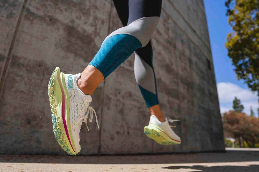 Kiểm tra độ ôm gót và thân giữa của giày HOKA chạy race