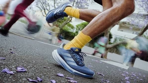 Runner sử dụng giày daily trainer trong buổi easy run hằng ngày