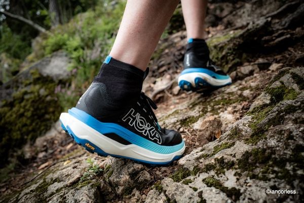 Giày ultra trail trên địa hình dốc